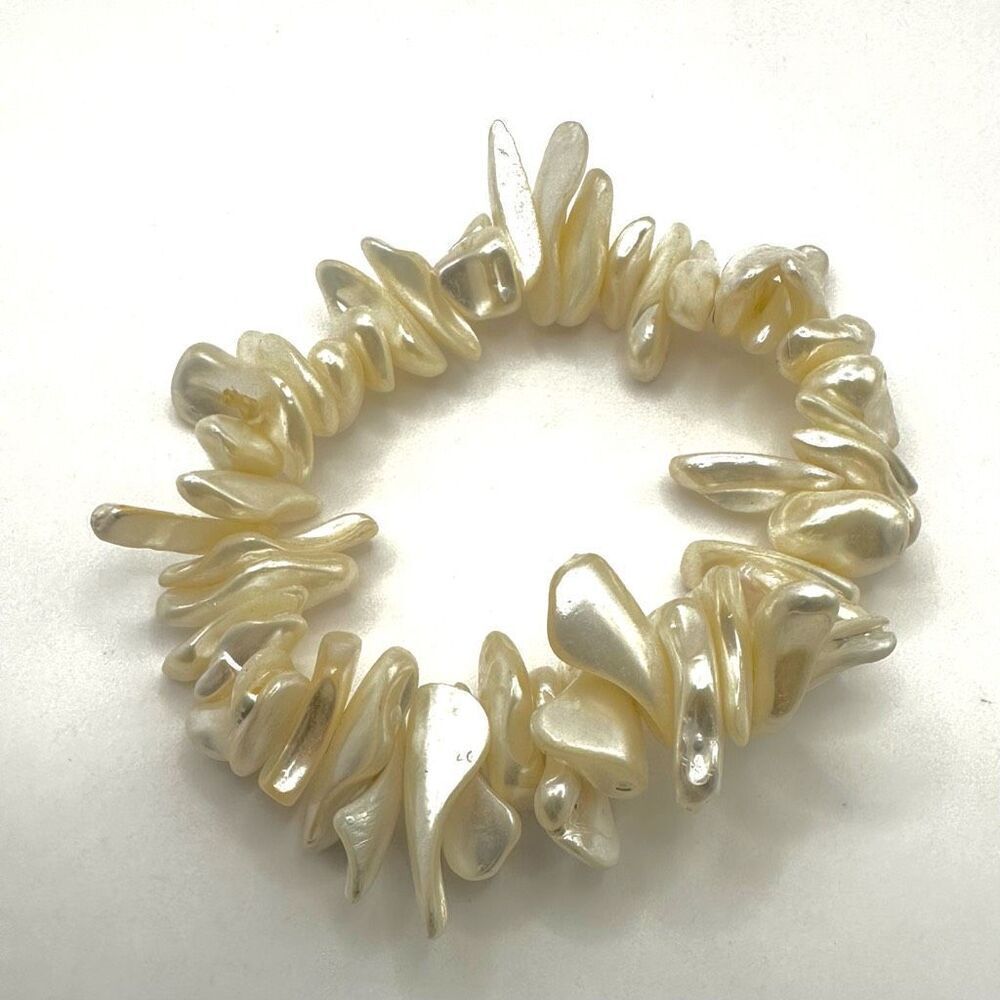 Dyed shell stretchy bracelet